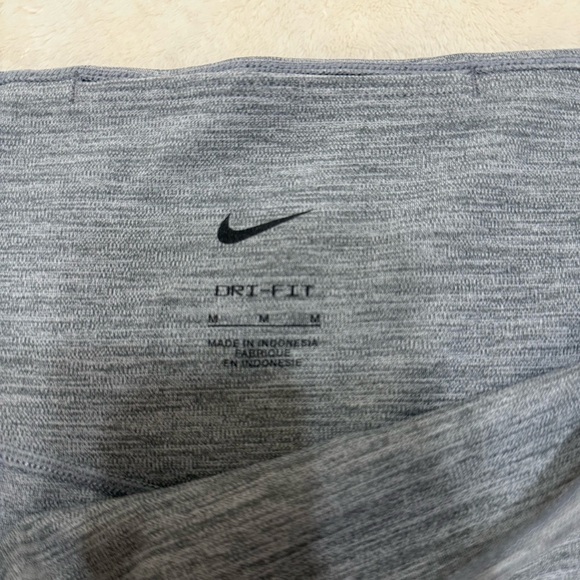 Nike Dri-FIT Women’s M Gray Heathered Capri Cropped Leggings Activewear - Picture 3 of 6
